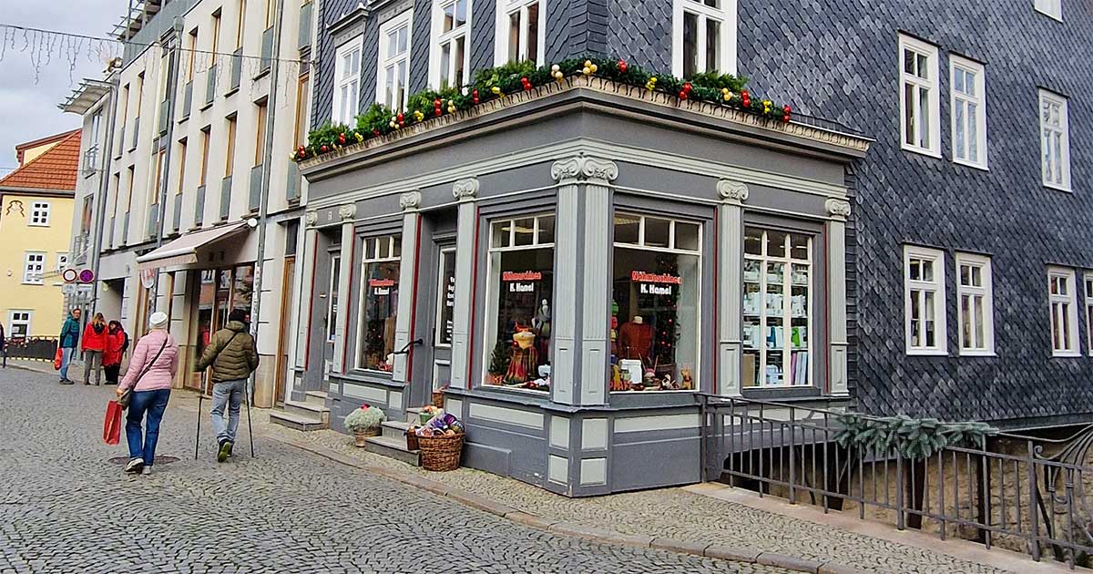 Außenansicht Geschäft weihnachtlich geschmueckt