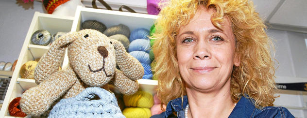 Frau Hamel mit von Kundin gestricktem Kuschelhasen
