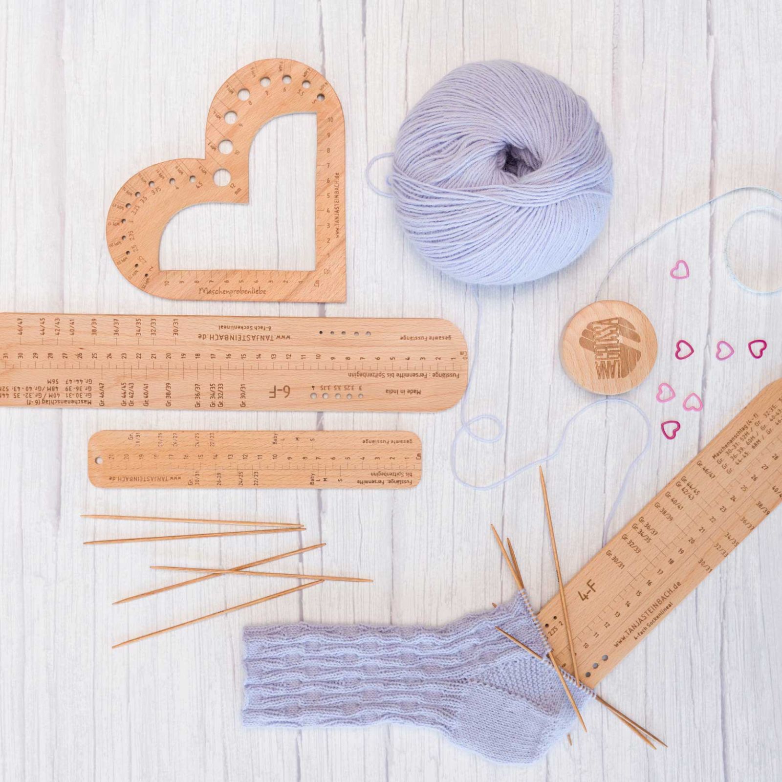 groessenmesser und stricknadeln aus holz