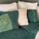 plaids und kissen aus wuscheliger wolle in beige und gruentoenen