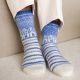 socken in blau, weiß musterung - winterlich - mit streifen und hausmotiven